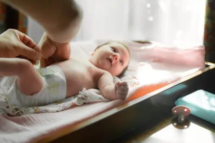 importancia de cambiar pañal a bebé recién nacido