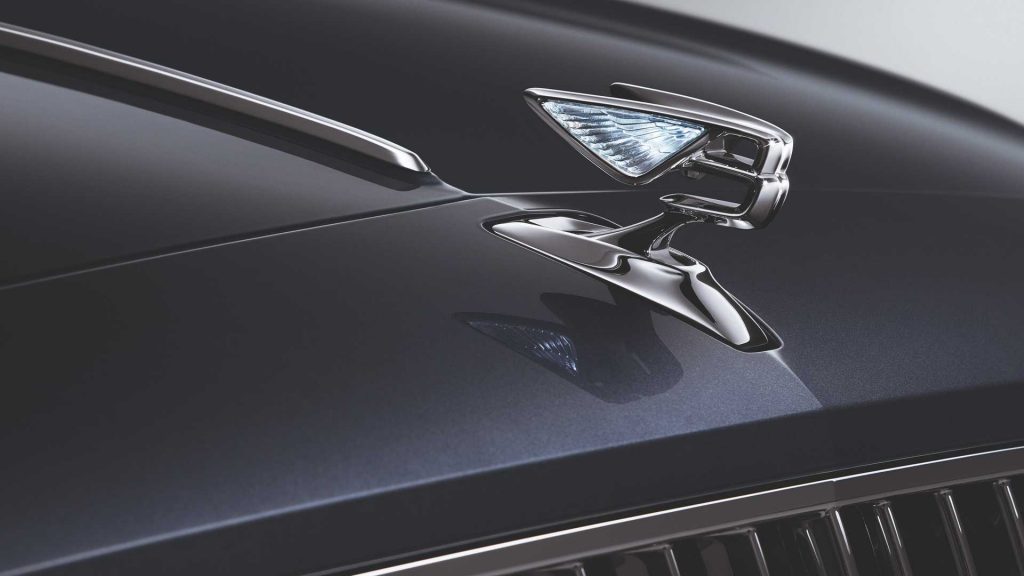 Bentley Flying Spur con emblema retráctil