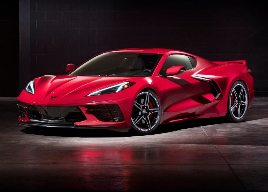 Corvette C8 rojo en exposición
