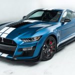 Ford Mustang Shelby GT500 2020 con rayas de carrera