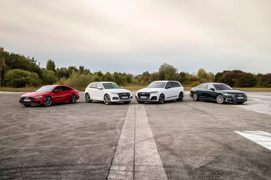 Audi A8 y Q5 híbridos en una pista de carreras