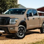 Nissan Titan 2020 café en una granja