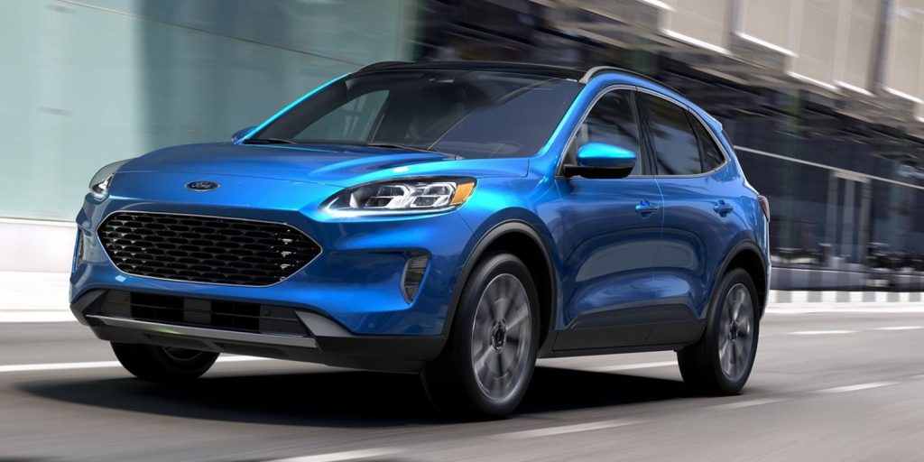 Ford Escape 2020 azul en las calles de la ciudad a velocidad