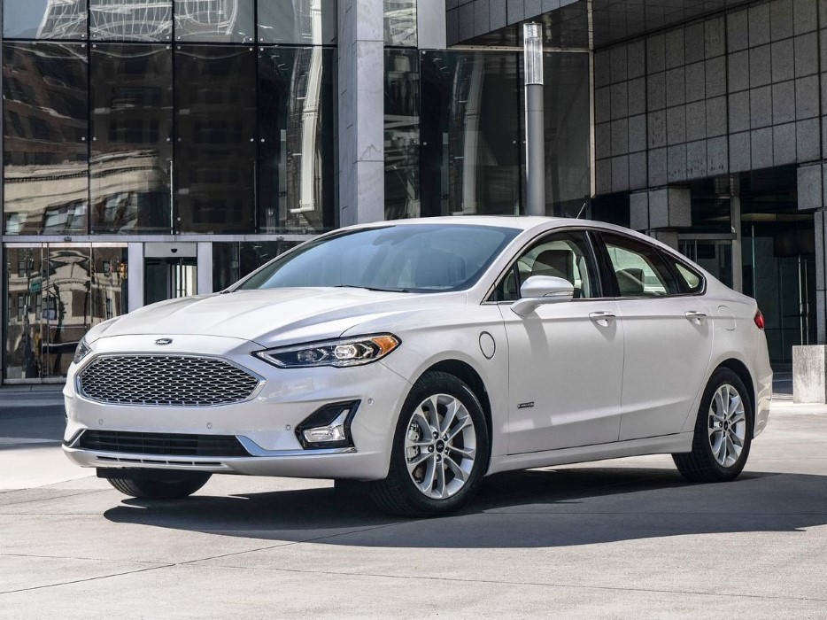 Ford Fusion 2020 blanco frente a unas oficinas