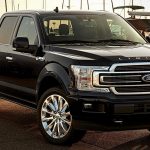 Ford F-150 2019 color negro en el puerto