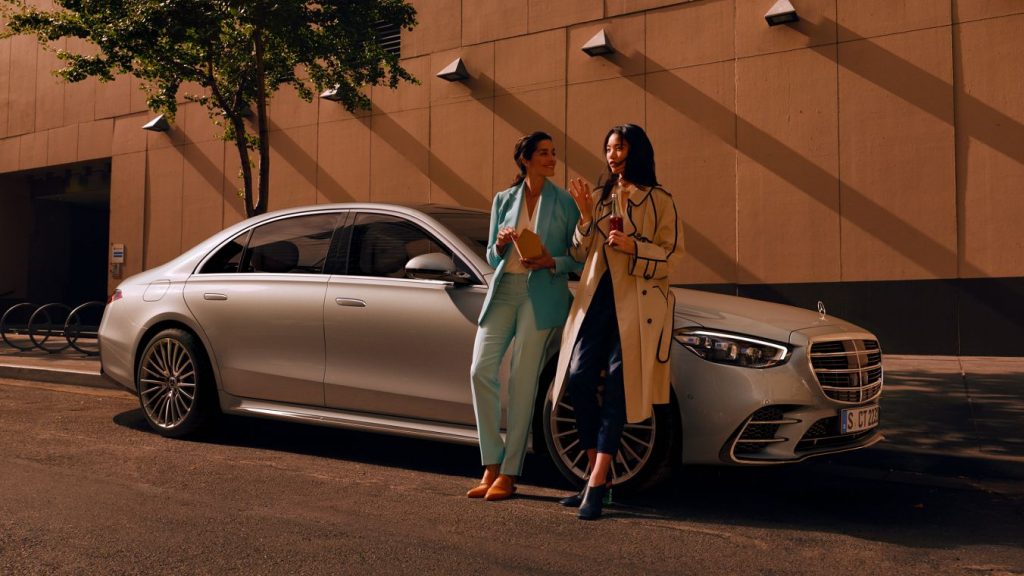Mercedes 2021 Clase S gris en la calle