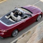 Mercedes Clase E Cabriolet 2021 descapotado rojo en la carretera
