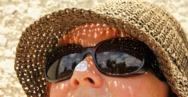 mujer usando Bloqueador Solar y Gafas De Sol