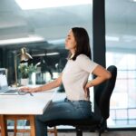Mujer con postura correcta