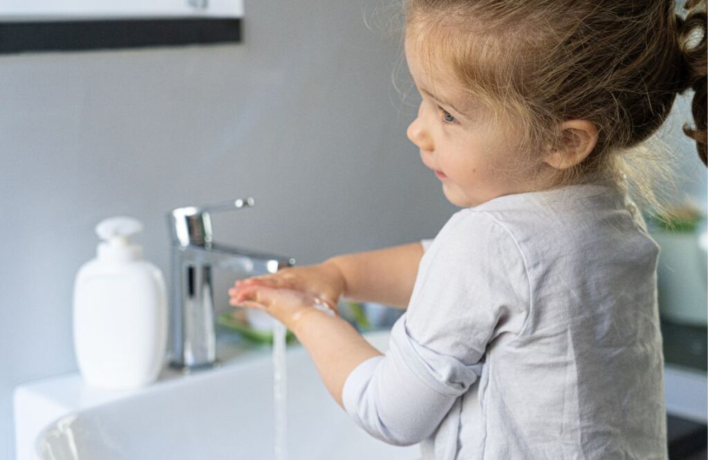 Niña lavándose las manos