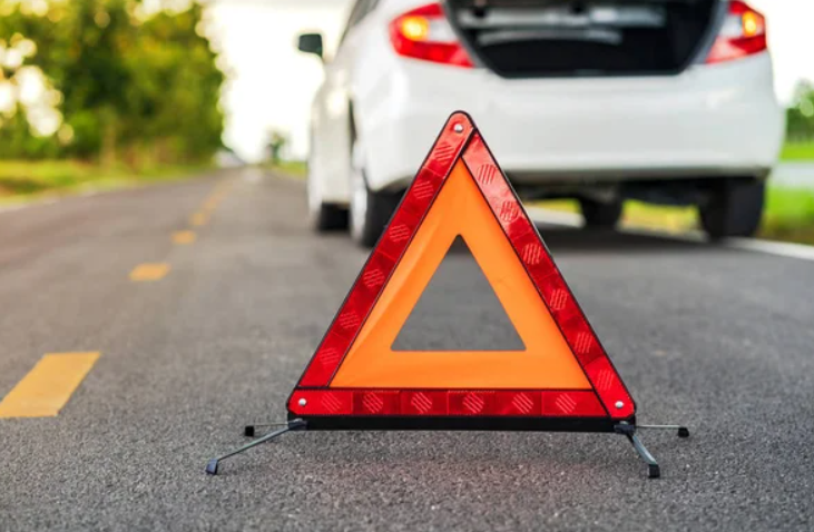 Elementos que nunca deben faltar en el kit de emergencia de tu auto