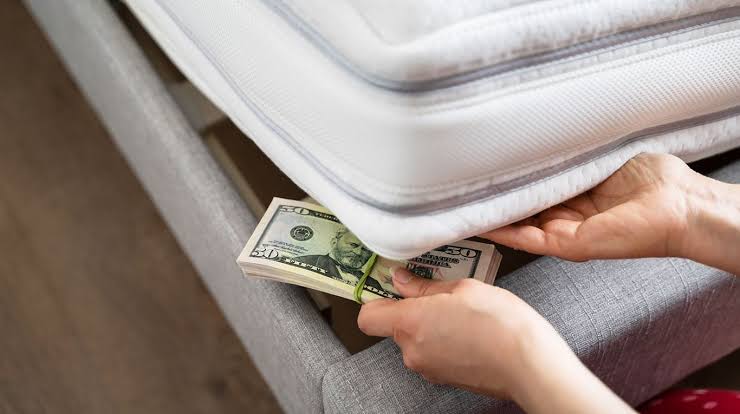 Guardar tus ahorros bajo el colchón no es lo mejor